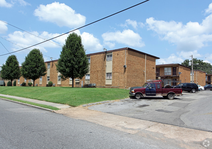 Macon Pointe Apartments - Macon Crossing