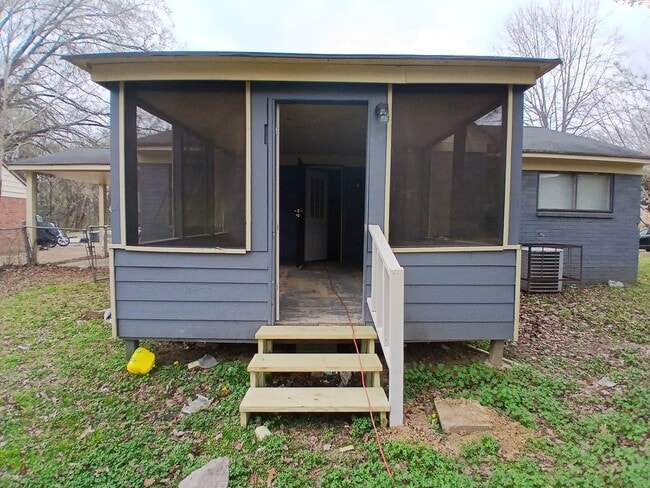 Building Photo - Newly renovated 3-bedroom, 1 bath home - Open To Section 8