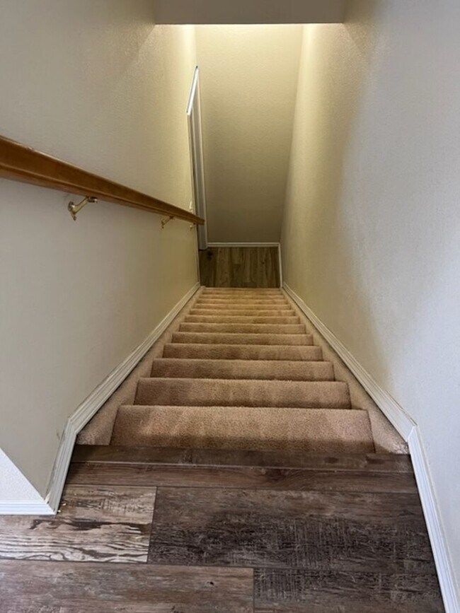 Building Photo - 3 Bedroom plus loft and Community Pool