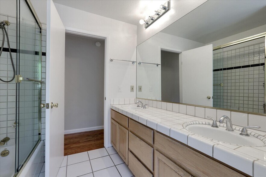 Building Photo - 2720 Diericx Dr