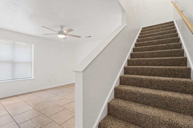 Building Photo - Close to Fort Hood! Town Home featuring 2 Bedrooms, 1.5 Baths, and 1 Car Garage