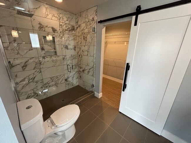 Building Photo - Modern 2 Bed, 2 Bath with Rooftop Patio!