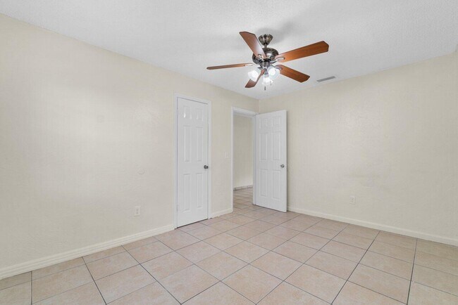 Building Photo - 4815 Gulfstream Rd