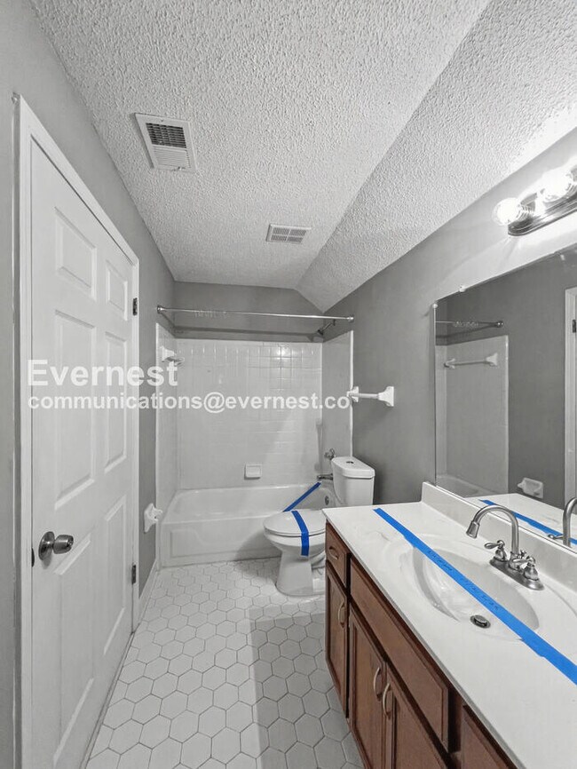 Building Photo - 3 Bed/3 Bath Home with Carport / Pet-Friendly / Available Now!