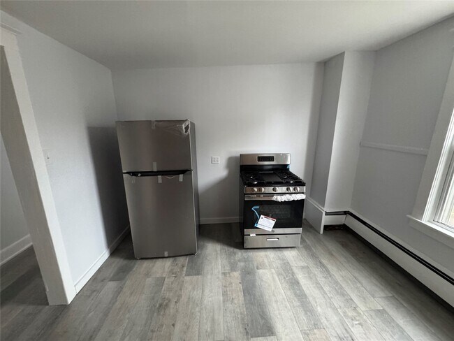 Building Photo - 28 Emma St