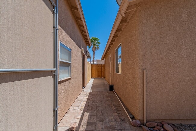 Building Photo - "Well Maintained 2-Bedroom, 2 Bathroom hom...
