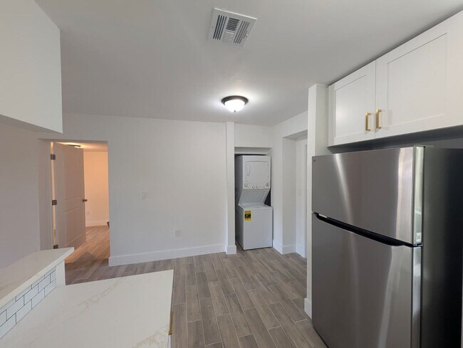Building Photo - Bright & Updated Rental Near Downtown Fort Lauderdale