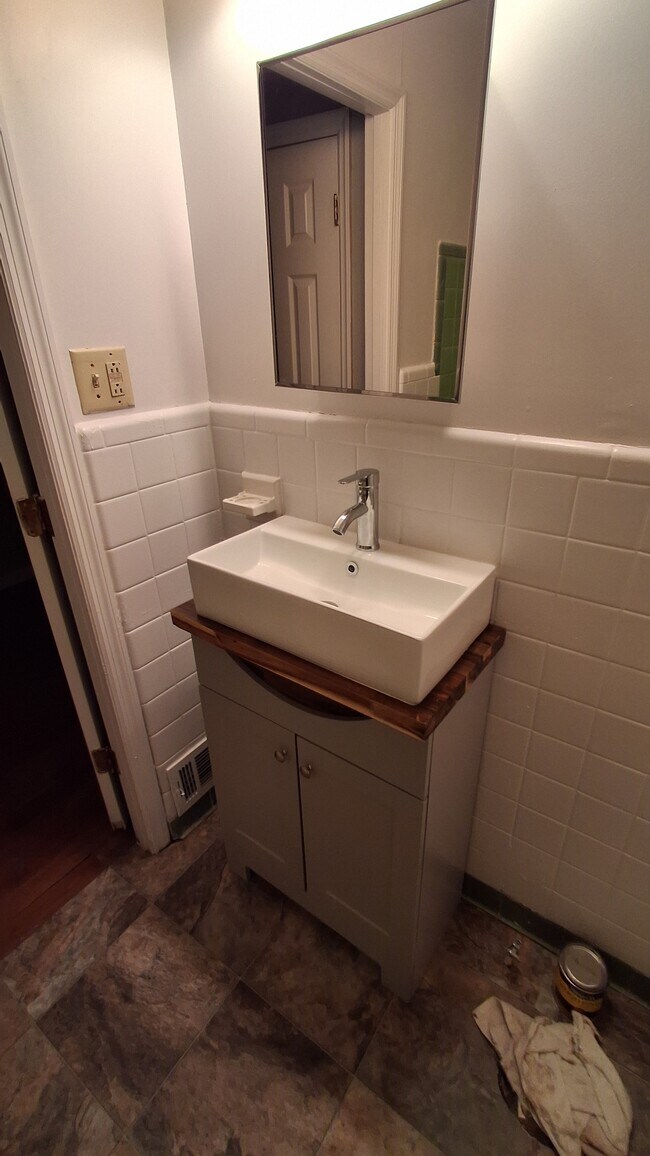 Building Photo - 2557 Delano Dr