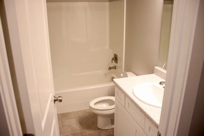 Building Photo - ? Beautiful 4 Bed / 2.5 Bath Townhome in The Exchange – Lehi