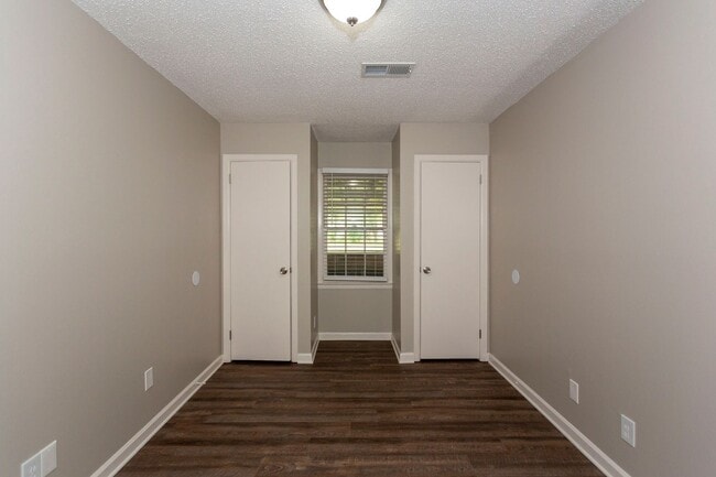 Building Photo - ** 4 bed 2 bath located in Dalraida close ...