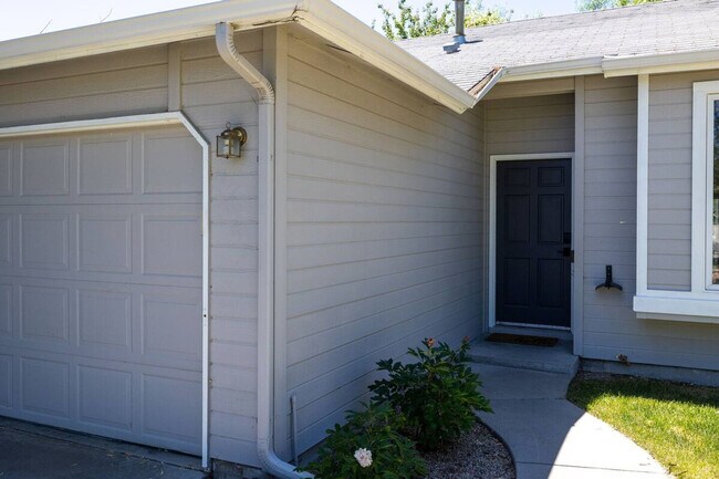 Building Photo - 2416 S Tiger Lily Dr