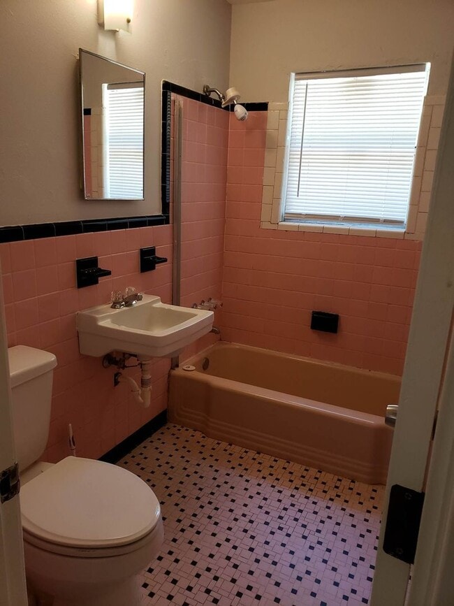 Building Photo - 3 bed 1 bath house with garage