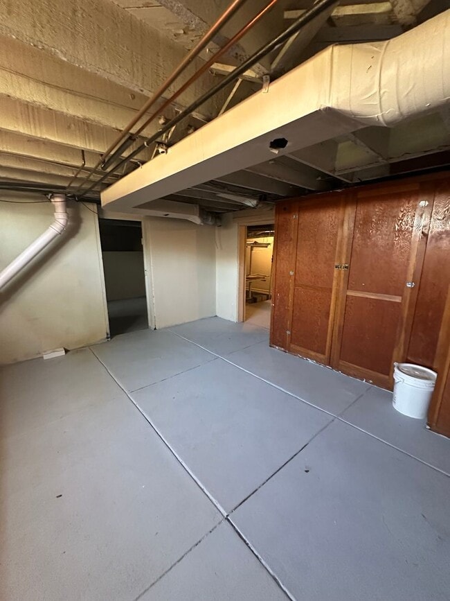 Building Photo - Amazing 3 bedroom home avail NOW
