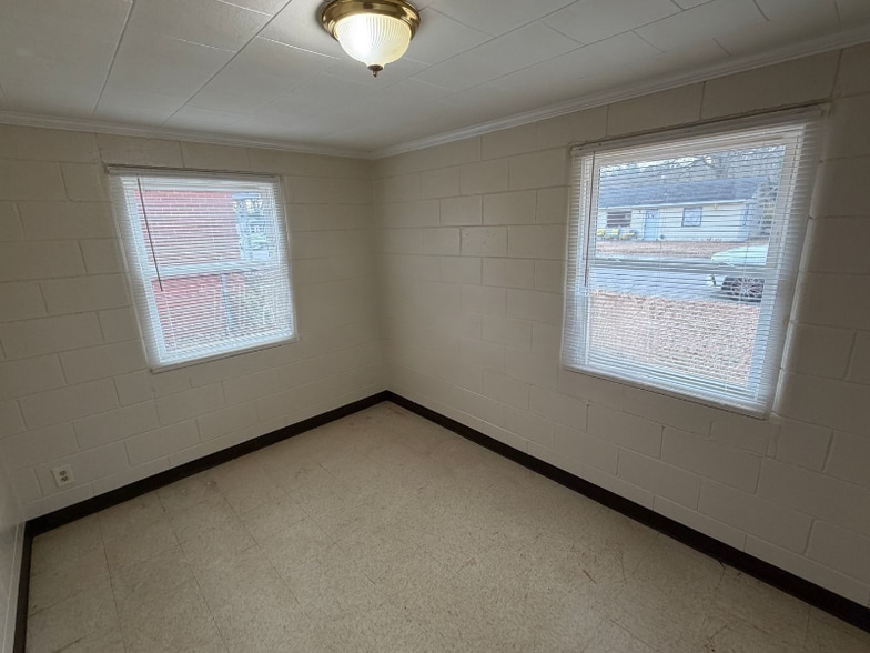 Building Photo - 604 Nelson St