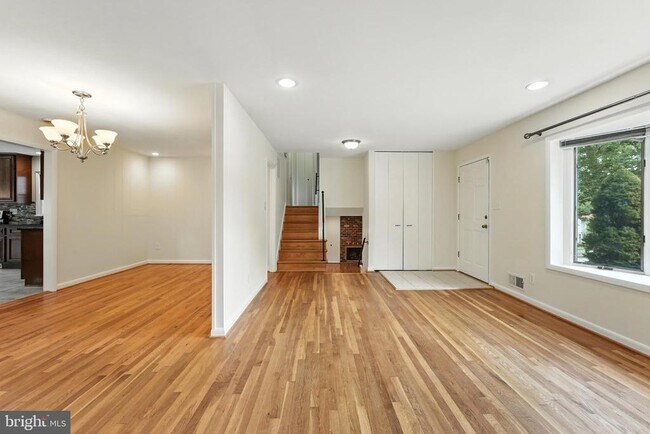 Building Photo - 5011 Roslyn Rd
