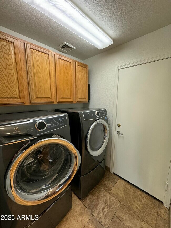 Building Photo - 11448 E Petra Ave