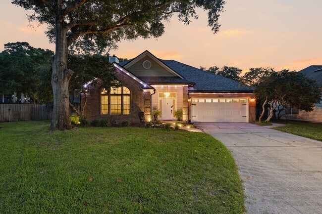 Building Photo - Pool Home