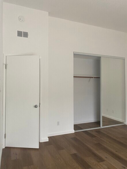 Building Photo - 1504 Woodlake Dr