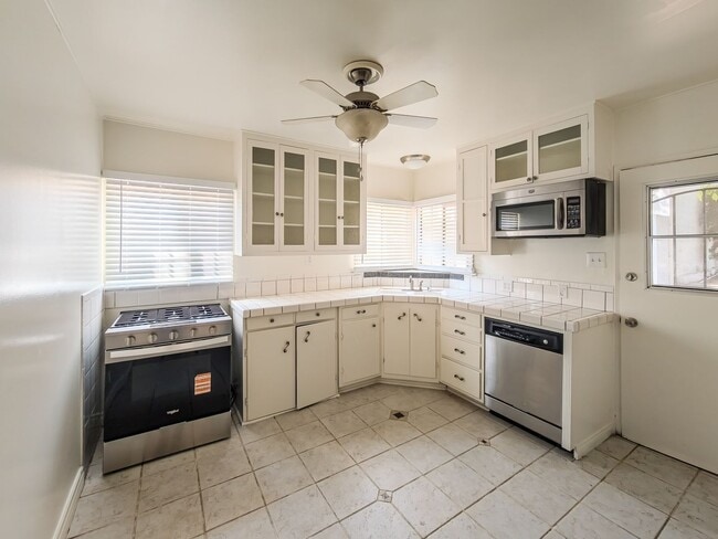 Building Photo - Charming 2-Bedroom Retreat in La Crescenta – Available Now!