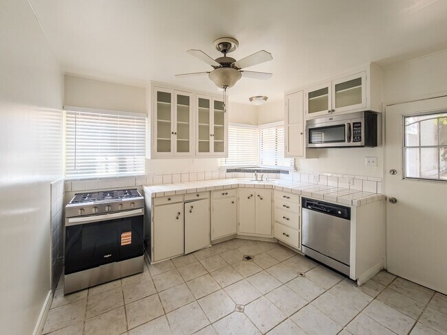 Building Photo - Charming 2-Bedroom Retreat in La Crescenta – Available Now! OPEN HOUSE SATURDAY 6/13 FROM 2:30 PM...