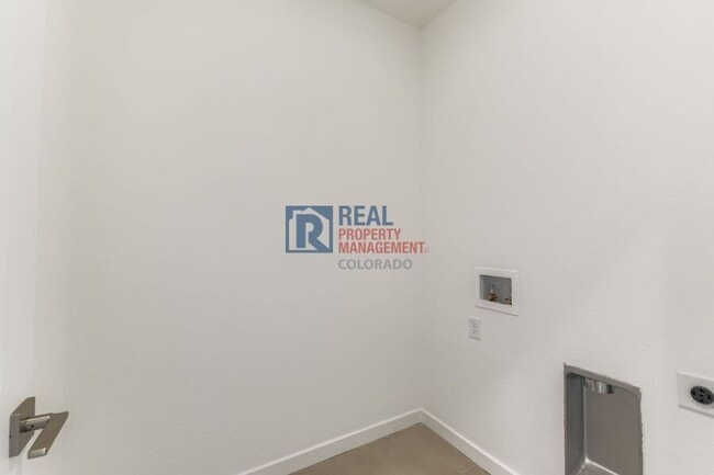 Building Photo - 1747 Peak Lp