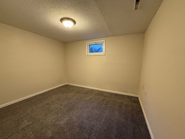 Building Photo - Five Bedroom House Close To Ft. Carson