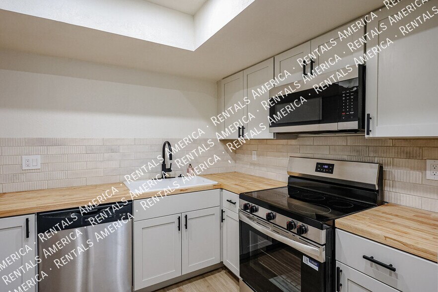 Building Photo - 9151 W Greenway Rd