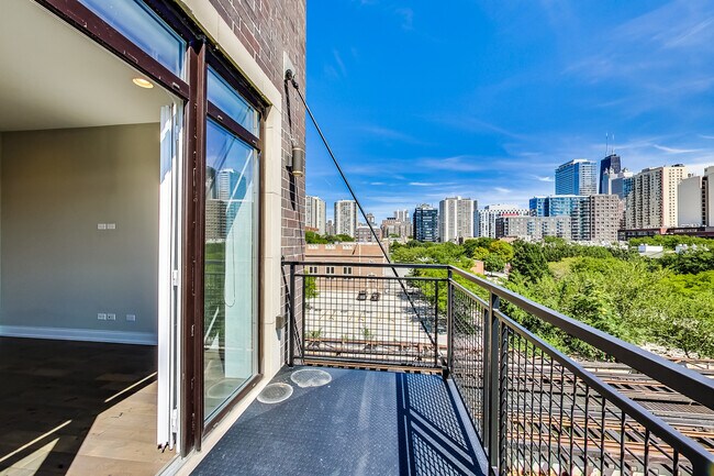 Building Photo - 317 W Evergreen Ave