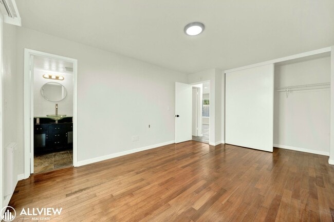 Building Photo - Golden Hill Gem: 2BR/1BA with Fireplace & ...