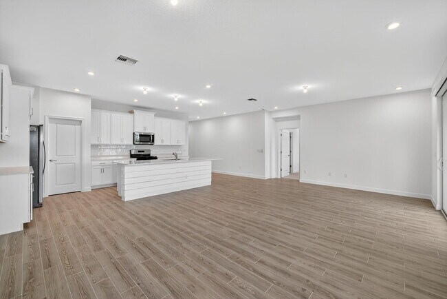 Building Photo - 14335 SW Skye Dr