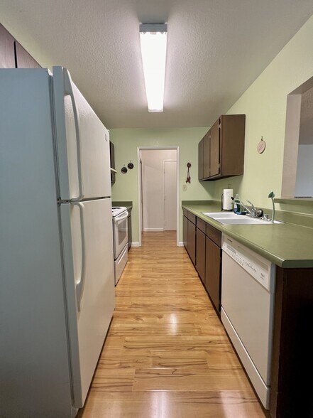 kitchen - 1339 N Columbus Ave
