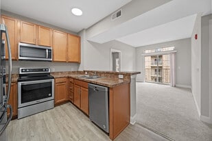 Building Photo - 2000 Fountainview Cir