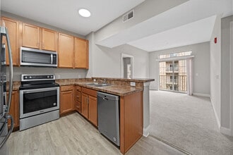 Building Photo - 2000 Fountainview Cir
