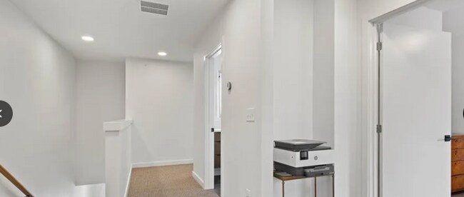Building Photo - MODERN 3 BEDROOM 3 BATH NEAR CAMPUS
