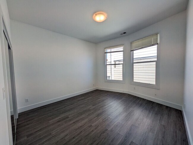 Building Photo - 1048_DIVIS