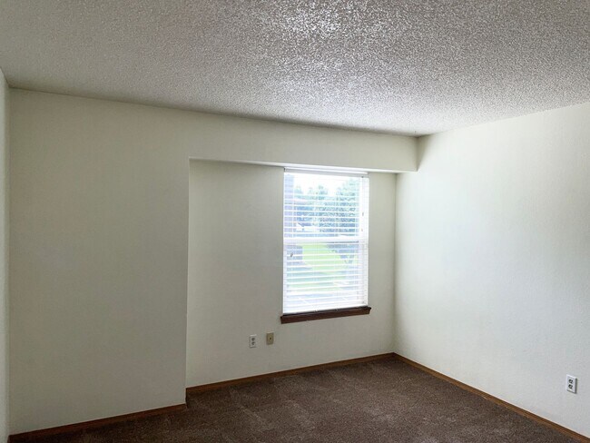 Building Photo - Nice 3 Bedroom Unit Near Everything!!