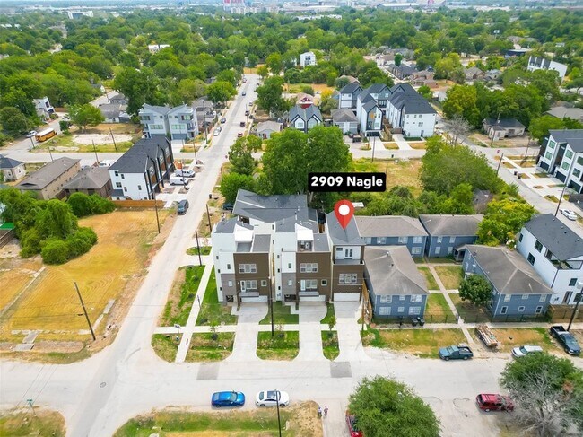 Building Photo - 2909 Nagle St