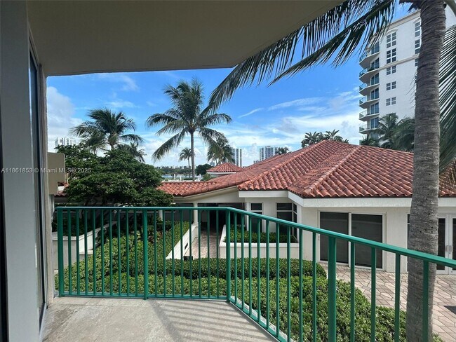 Building Photo - 19900 E Country Club Dr