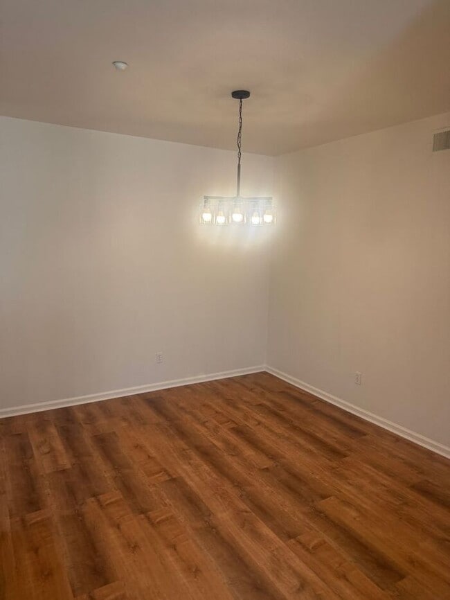 Building Photo - Stunning 2-bedroom, 2-bathroom townhouse
