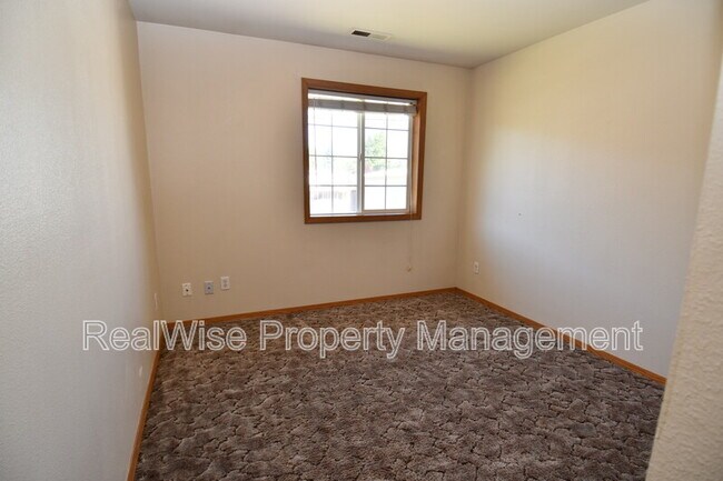 Building Photo - 116 SE Debbie Way