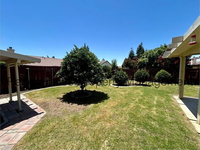 Building Photo - Charming 4 Bed/2 Bath NW Bakersfield Home ...