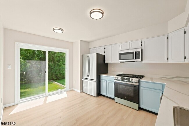 Building Photo - 703 Porter Way W