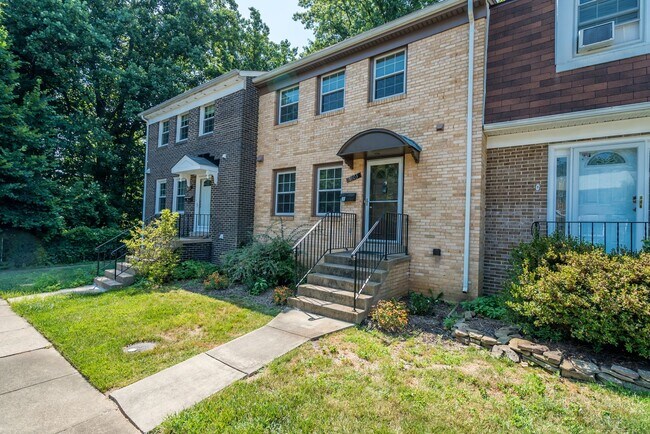 Building Photo - Location is Everything With This 3 Bed 3.5 Bath Townhouse in Hampton Court Community