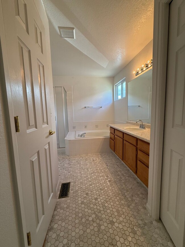 Building Photo - Charming 2 Bed, 2 Bath Home for Rent in We...