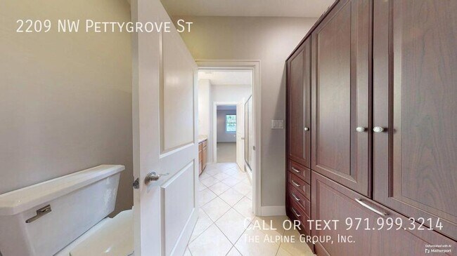 Building Photo - 2209 NW Pettygrove St