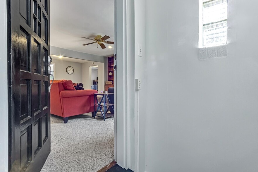 View from front door into living room. - 1603 Jersey St