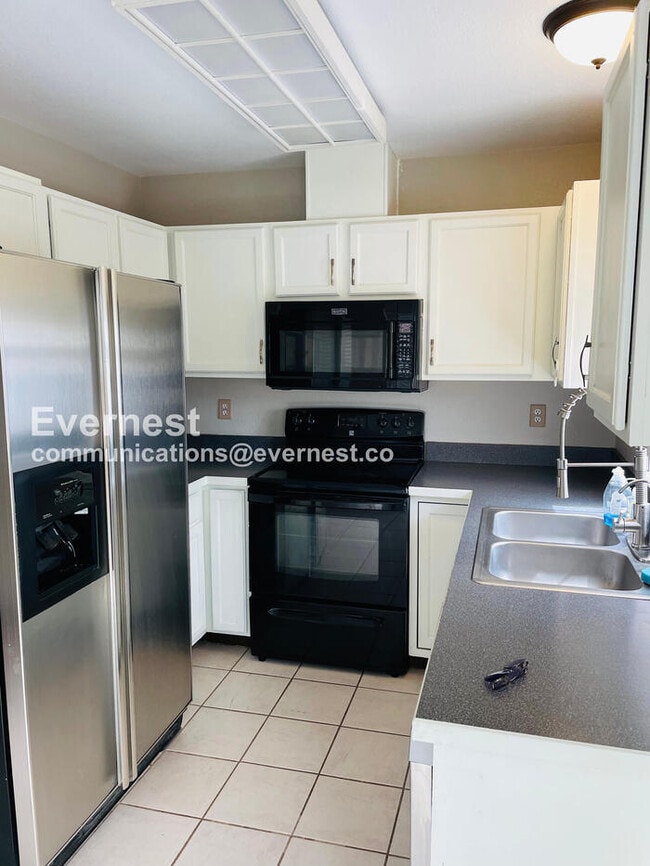 Building Photo - 2107 S Acoma St