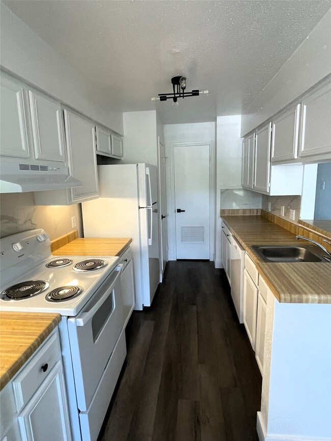 Building Photo - 741 James St