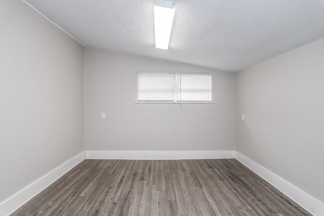 Building Photo - 522 12th Ave N