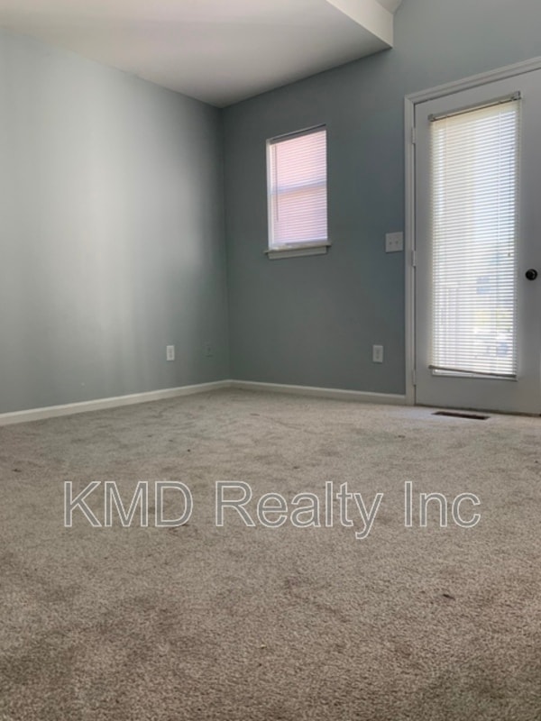 Building Photo - 7332 Mdw Gln Dr